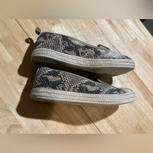 Clarks faux snake skin slip on shoes in size 7.5 M. EUC. Super adorable